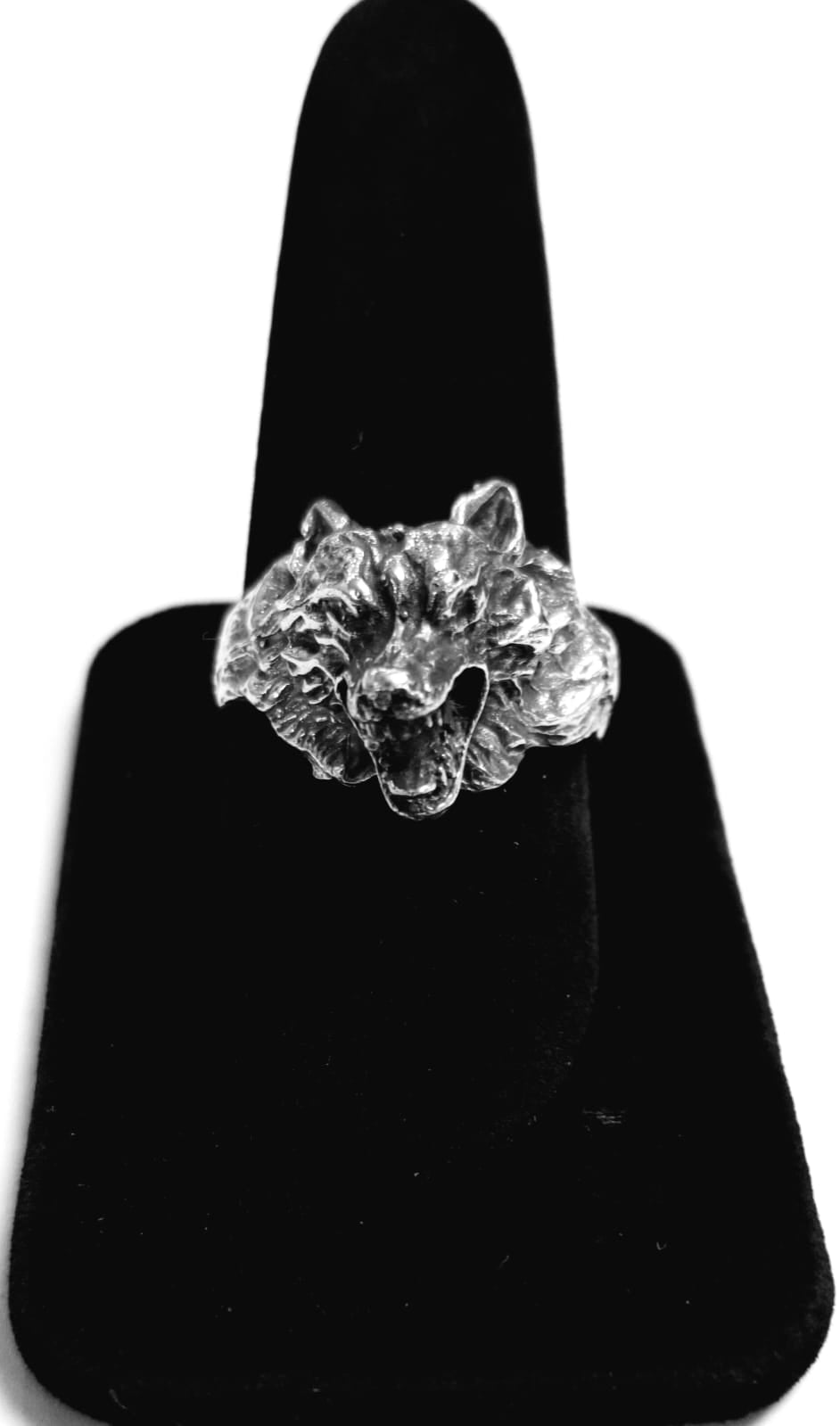 Sello de ley en el interior del anillo cabeza de lobo en plata ley 925