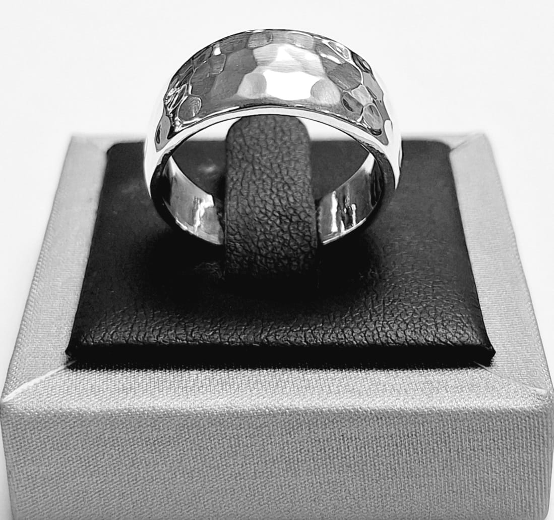 Sello de ley en el interior del anillo martillado en plata ley 925