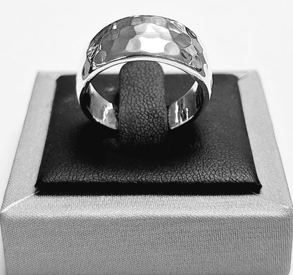 Sello de ley en el interior del anillo martillado en plata ley 925