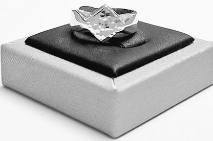 Anillo Martillado en Plata Ley 925, sello de autenticidad Plata Ley .925