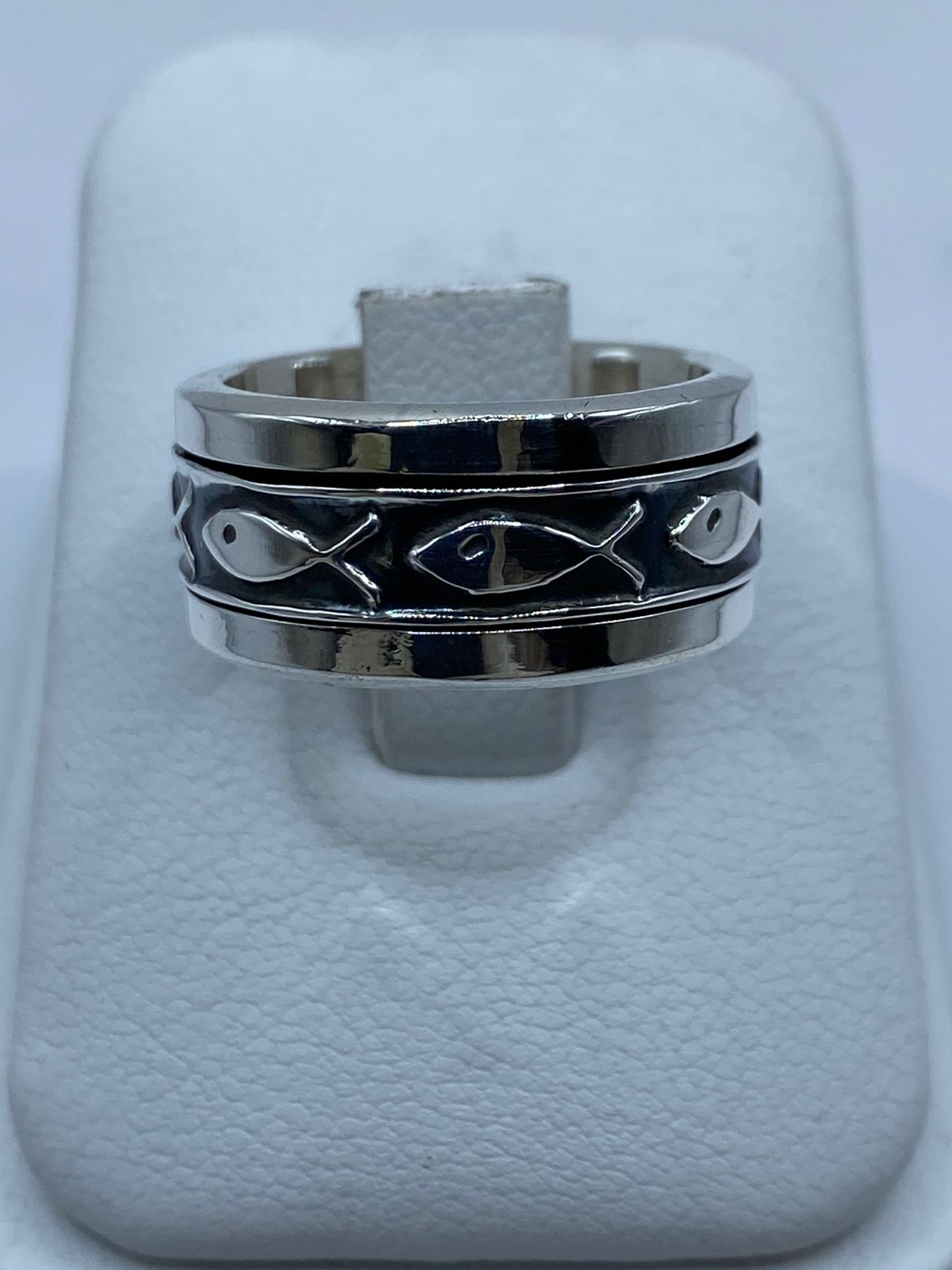 Anillo Giratorio de Plata .925 con Diseño de Peces, vista frontal