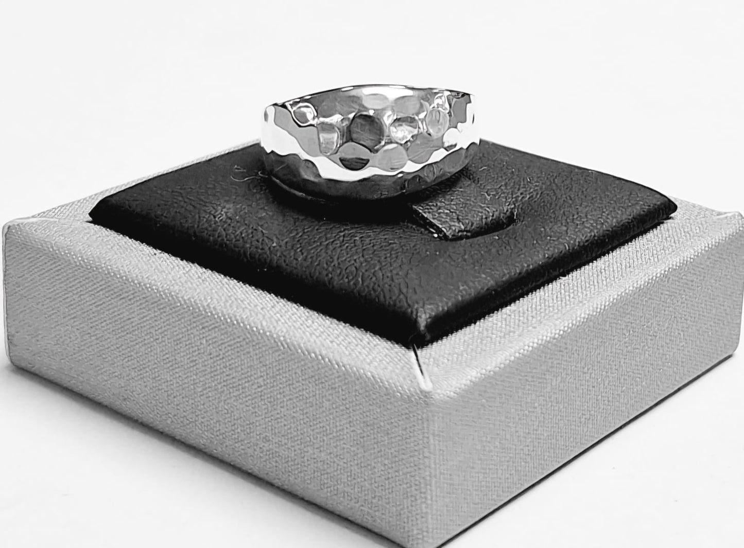 Anillo Martillado en Plata Ley 925, sello de autenticidad Plata Ley .925