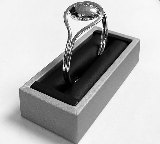 Sello de ley en el interior del brazalete en plata ley 925