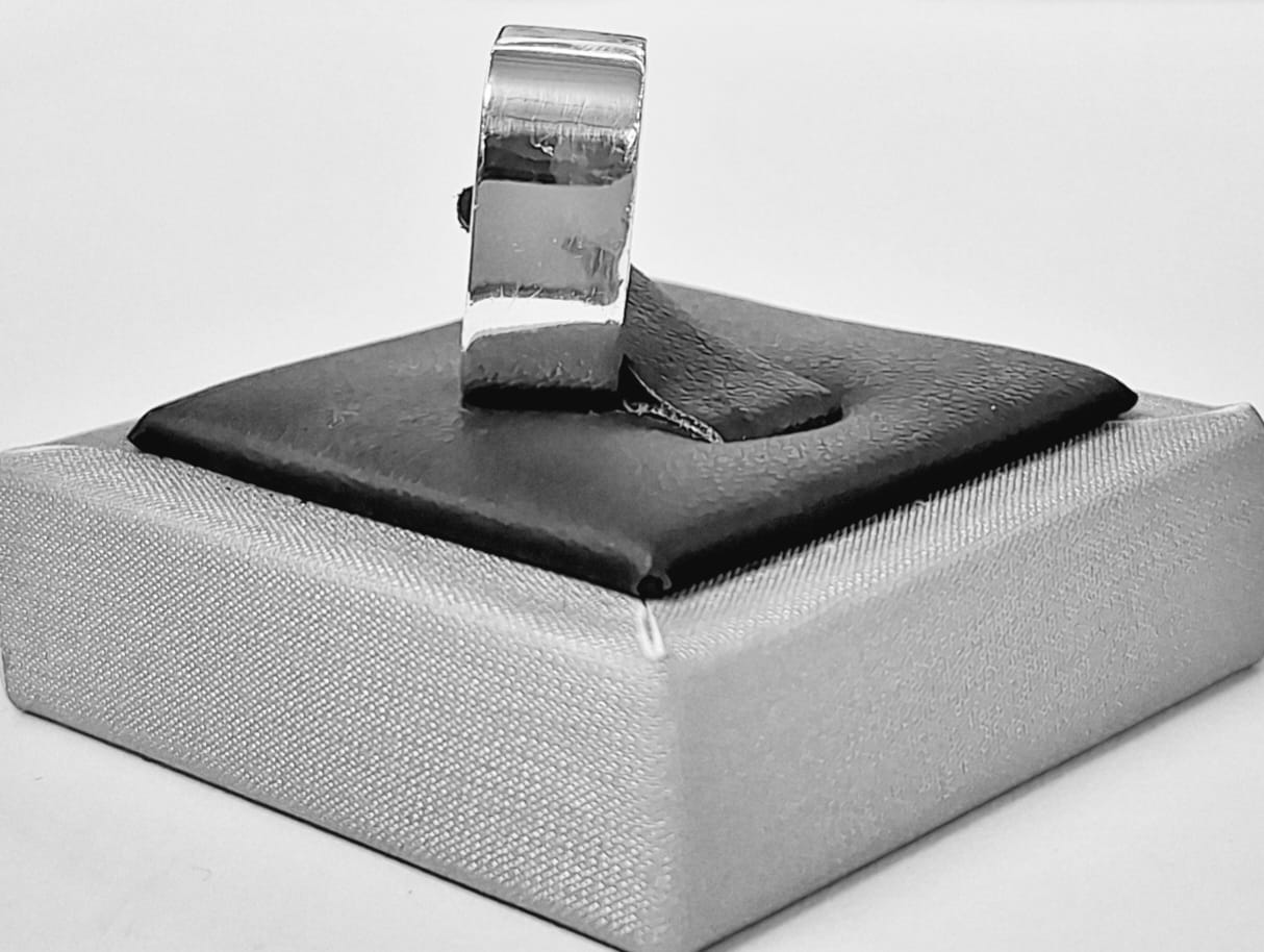 Sello de ley en el interior del anillo cuadrado en plata ley 925