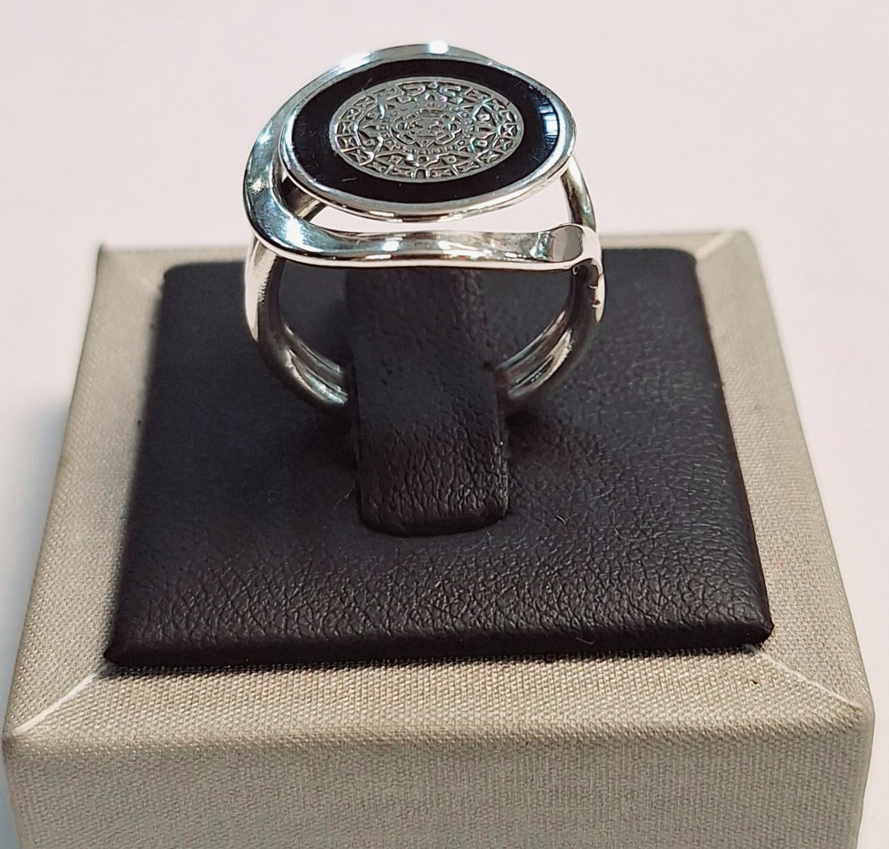 Sello de ley en el interior del anillo calendario azteca en plata ley 925