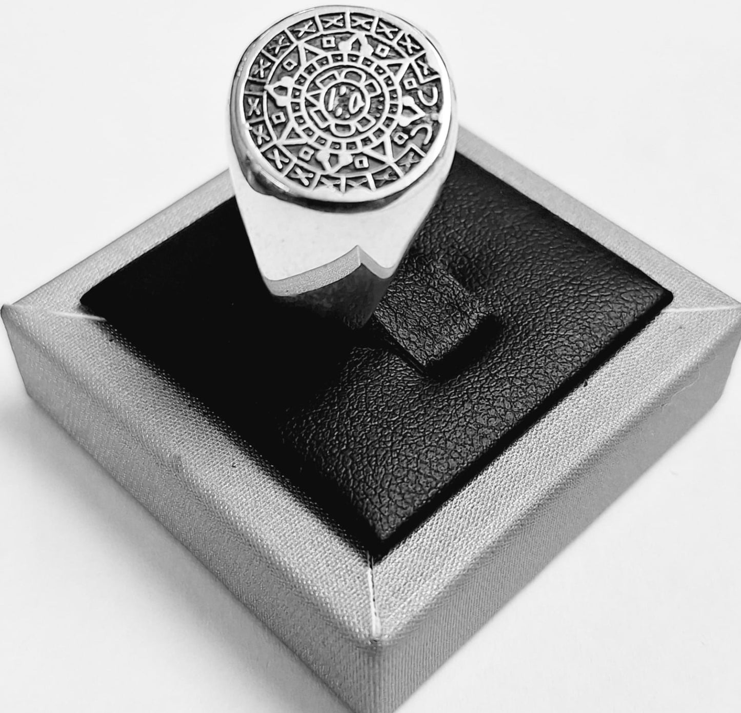 Anillo Calendario Azteca en Plata Ley 925, vista frontal