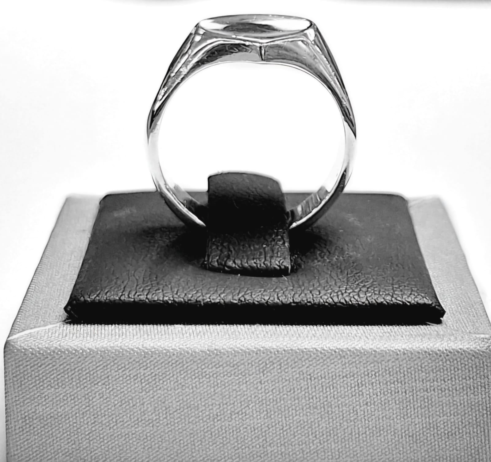 Sello de ley en el interior del anillo en plata ley 925