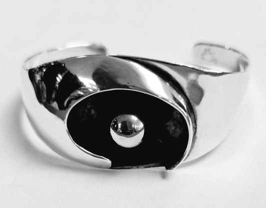 Sello de ley en el interior del brazalete en plata ley 950