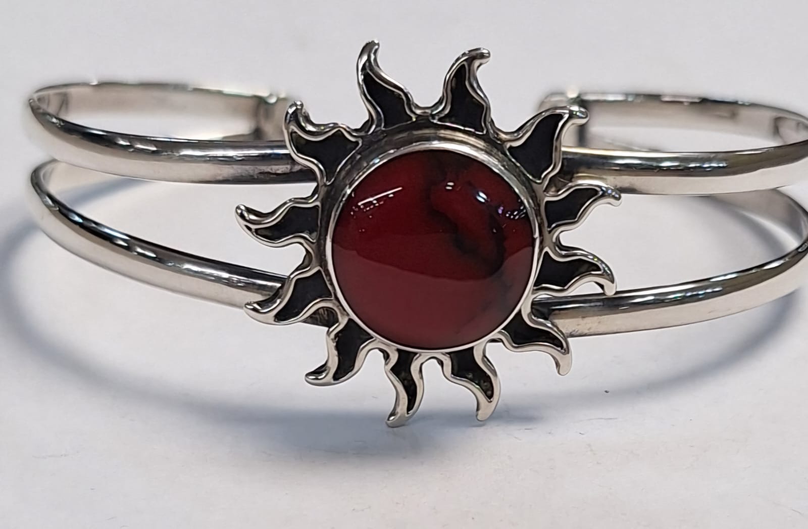 Sello de ley en el interior del brazalete con coral en plata ley 925