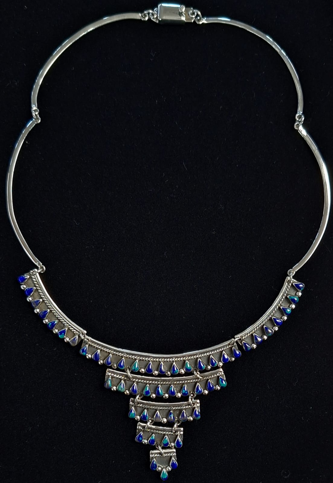 Sello de ley en el interior del collar con incrustaciones de piedras en plata ley 925