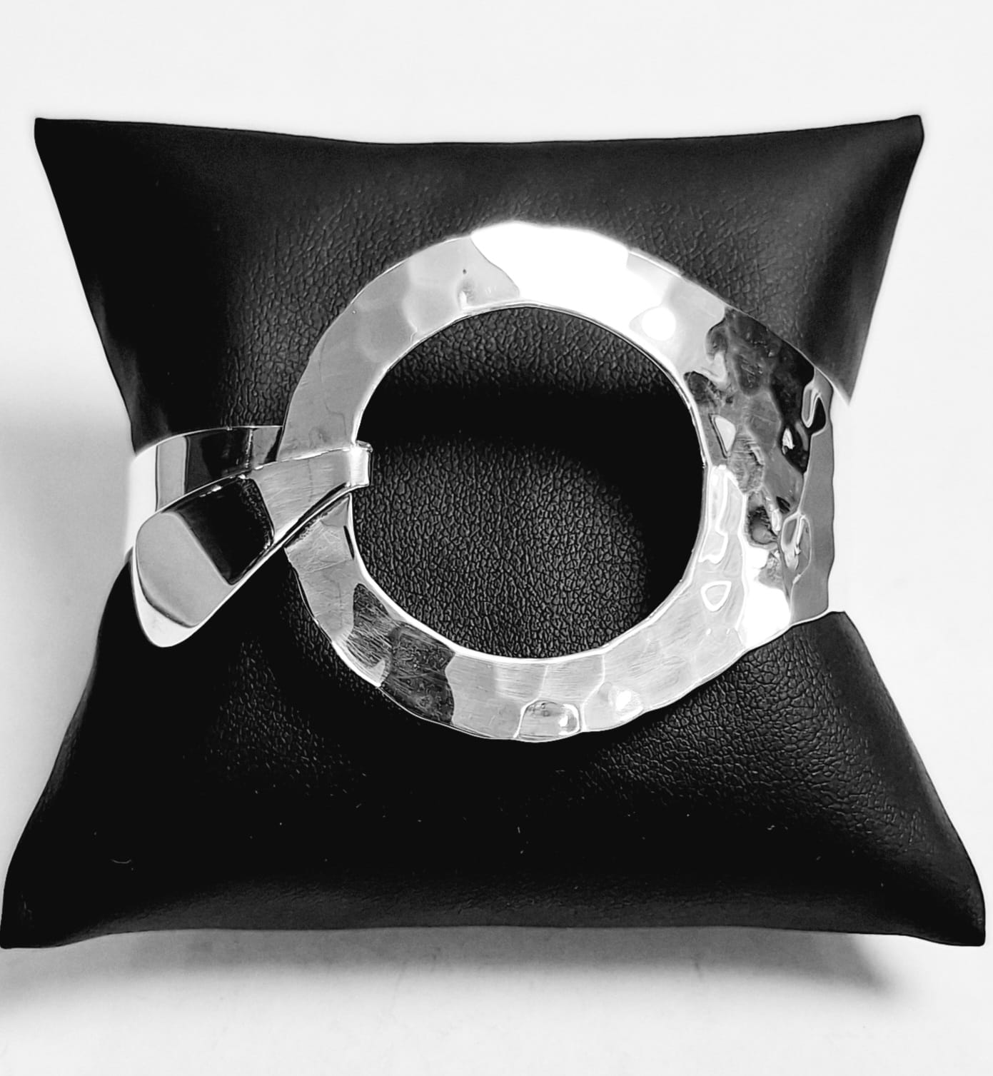 Sello de ley en el interior del brazalete martillado en plata ley 925