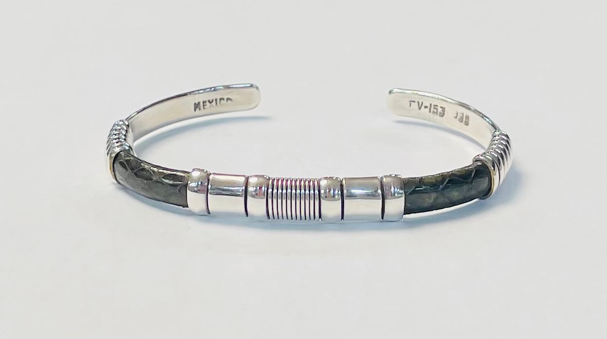Sello de ley en el interior del brazalete en plata ley 925