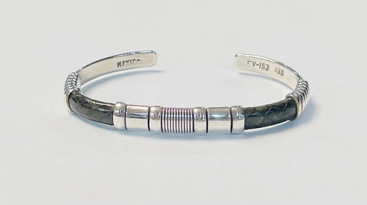 Sello de ley en el interior del brazalete en plata ley 925