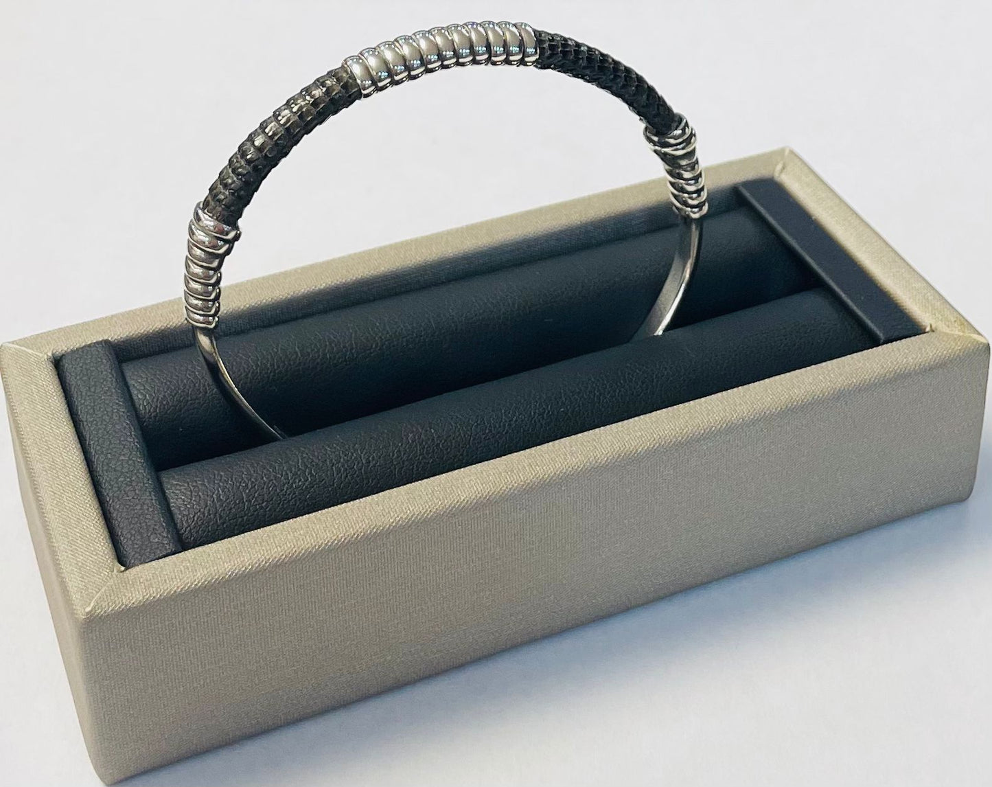 Brazalete en Plata Ley 925, sello de autenticidad Plata Ley .925