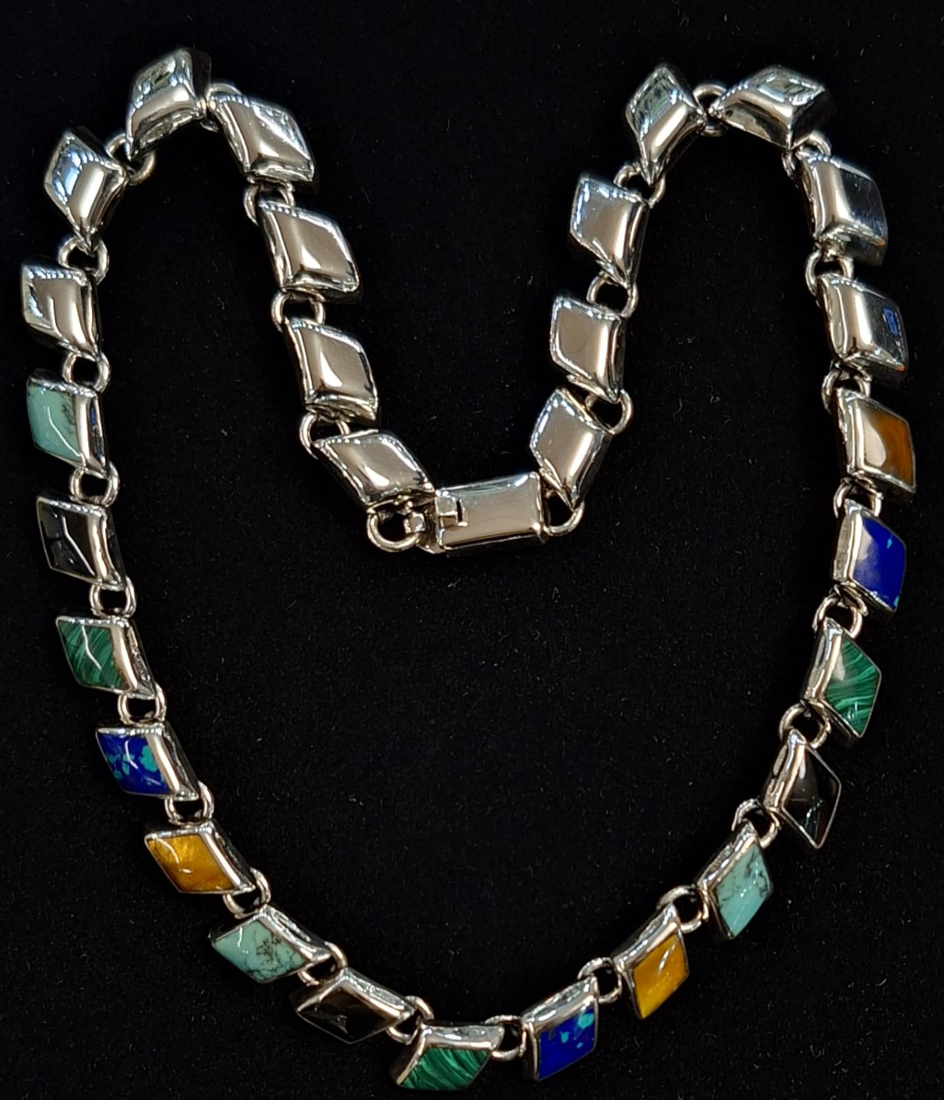 Sello de ley en el interior del collar con incrustaciones de piedra en plata ley 925