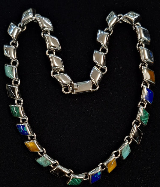 Sello de ley en el interior del collar con incrustaciones de piedra en plata ley 925