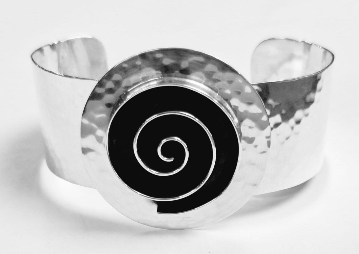 Sello de ley en el interior del brazalete laberinto en plata ley 925