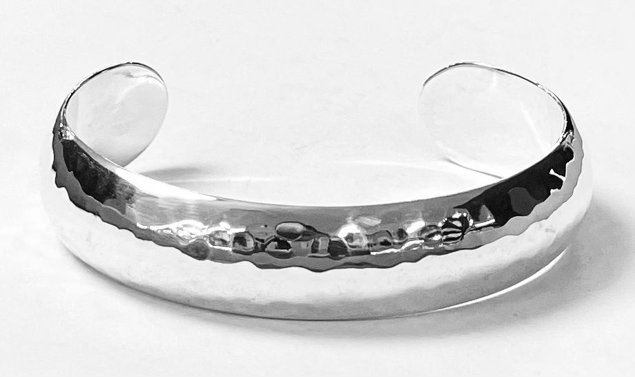 Brazalete Martillado en Plata Ley 925, vista frontal
