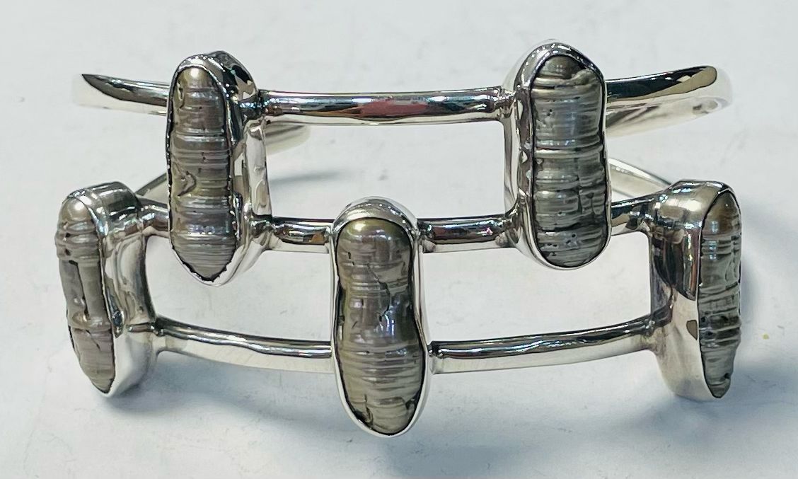 Sello de ley en el interior del brazalete con madre perla en plata ley 925