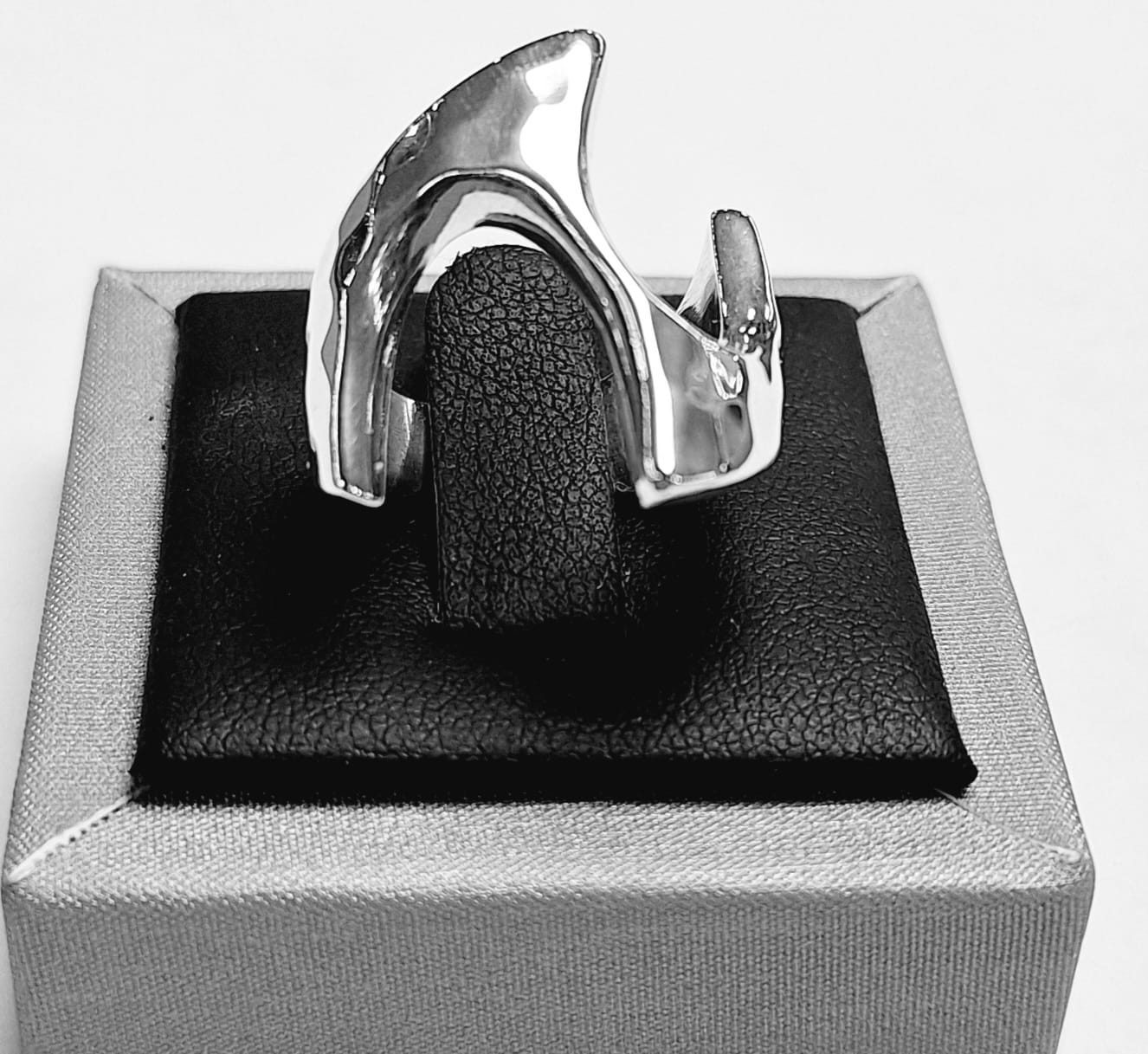 Sello de ley en el interior del anillo martillada en plata ley 925