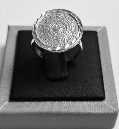Sello de ley en el interior del anillo calendario azteca en plata ley 925