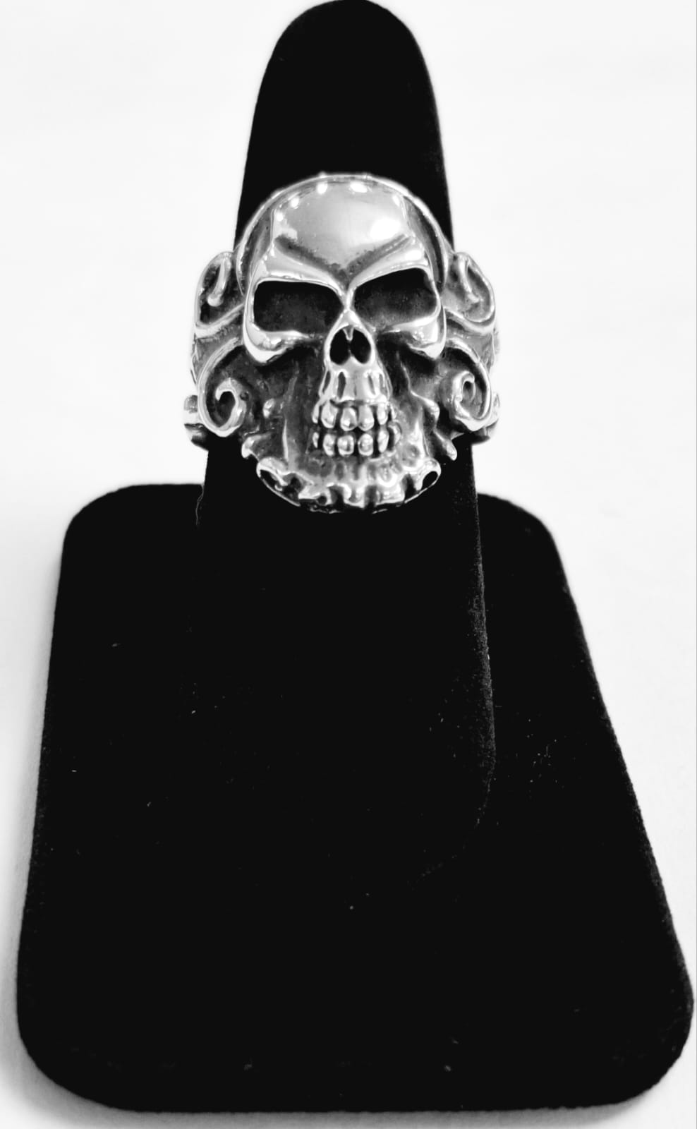 Sello de ley en el interior del anillo calavera en plata ley 925
