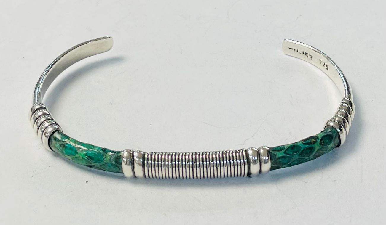 Sello de ley en el interior del brazalete en plata ley 925