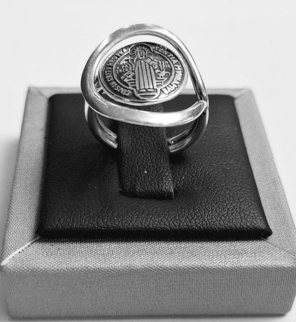 Sello de ley en el interior del anillo san benito en plata ley 925