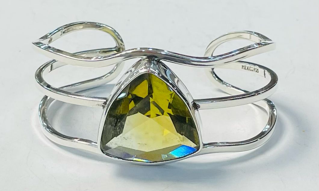 Sello de ley en el interior del brazalete con circinia en plata ley 925