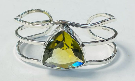 Sello de ley en el interior del brazalete con circinia en plata ley 925