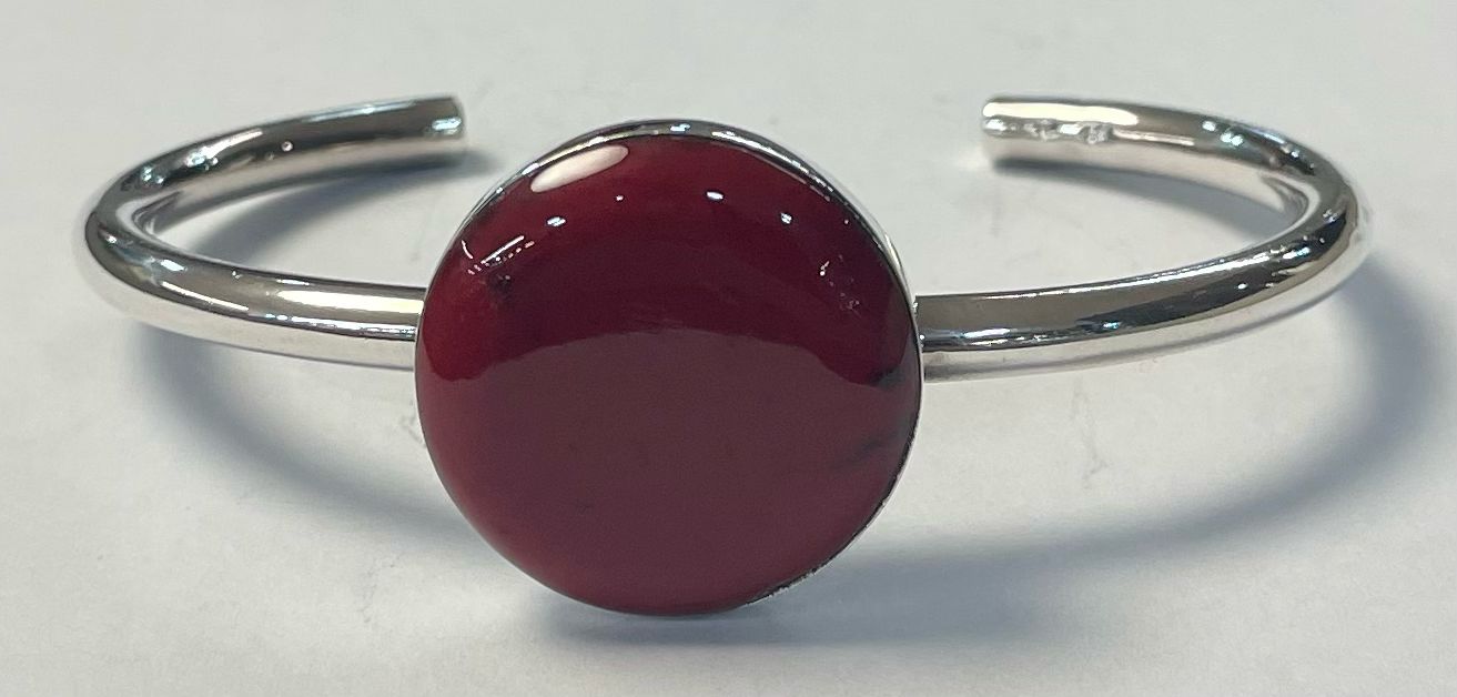 Sello de ley en el interior del brazalete con coral en plata ley 925
