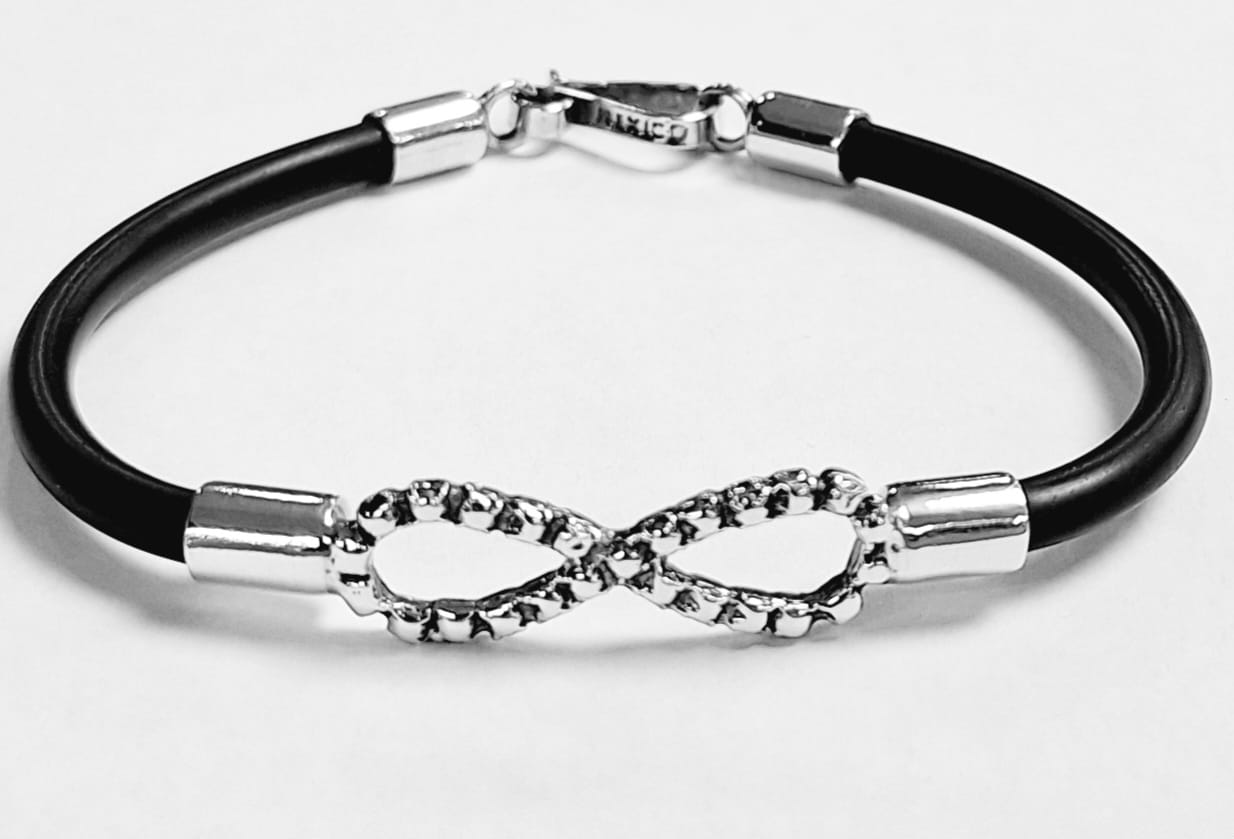 Sello de ley en el interior del brazalete en plata ley 925 con caucho