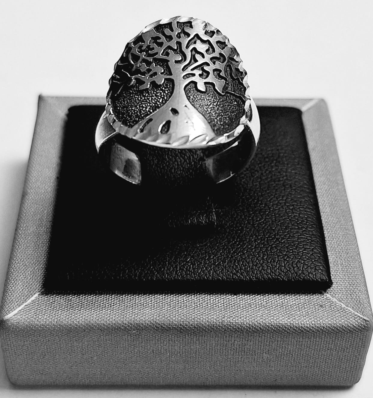 Sello de ley en el interior del anillo arbol de la vida en plata ley 925