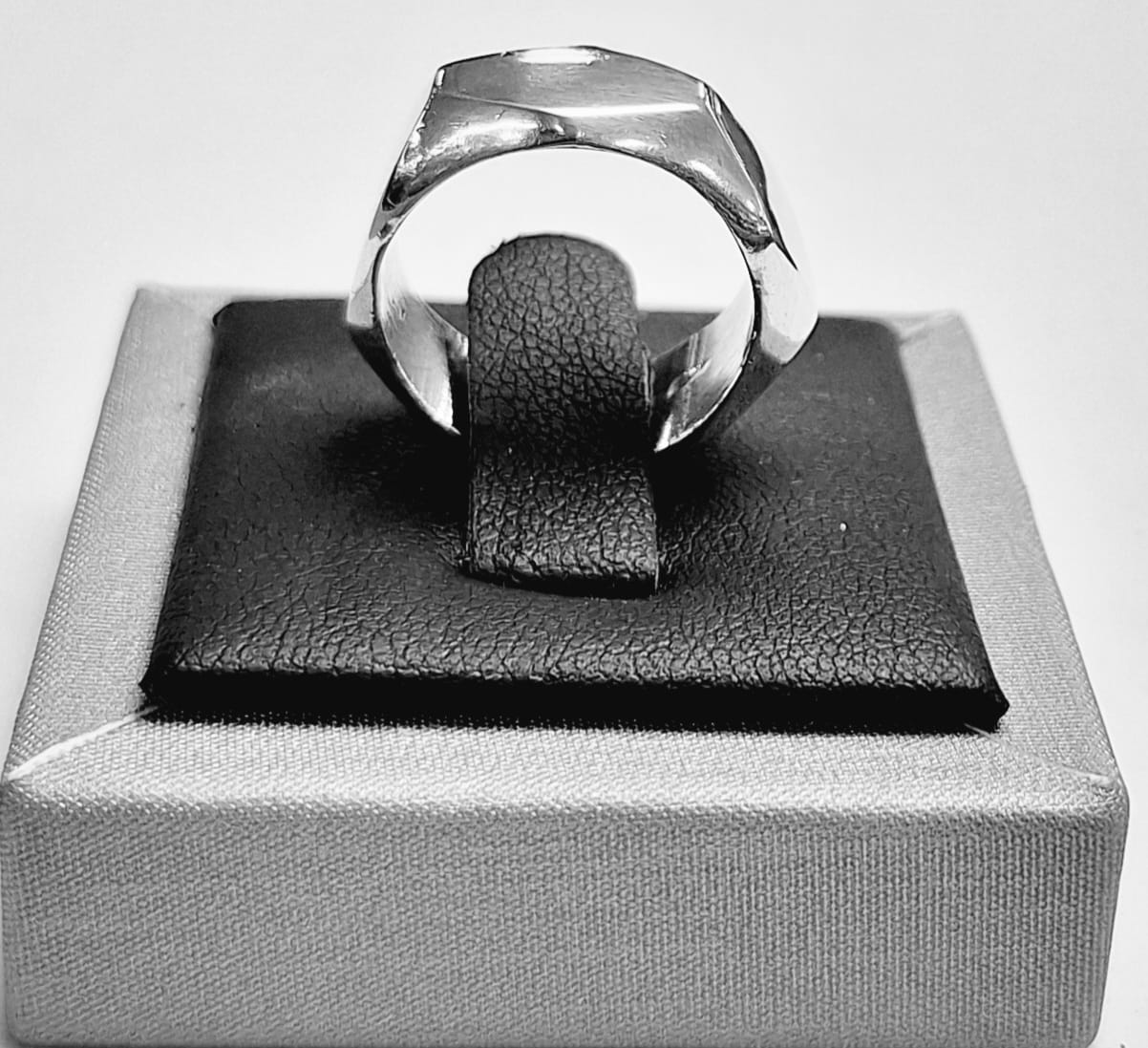 Sello de ley en el interior del anillo en plata le y 925