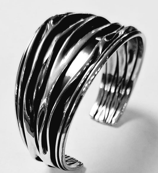 Sello de ley en el interior del brazalete corrugado en plata ley 925