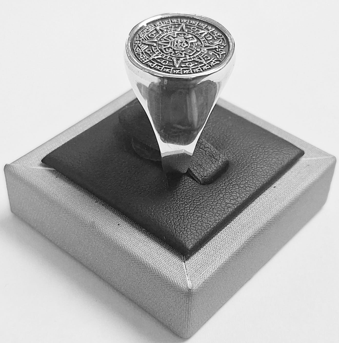 Anillo Calendario Azteca en Plata Ley 950, vista frontal