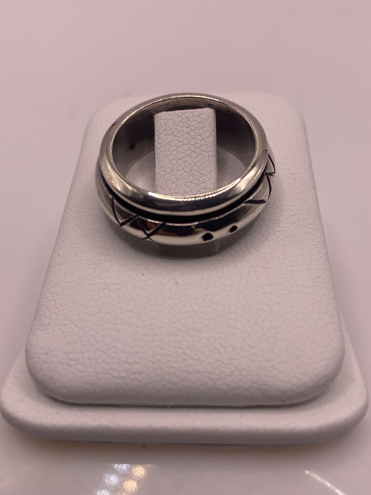 Anillo Giratorio de Plata 925 con Grabado Geométrico, vista frontal