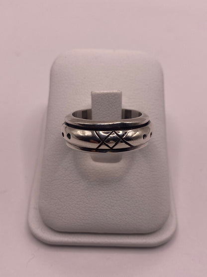 Anillo Giratorio de Plata 925 con Grabado Geométrico — vista lateral