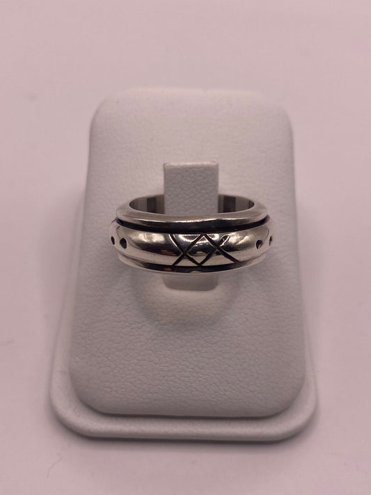 Anillo Giratorio de Plata 925 con Grabado Geométrico — vista lateral