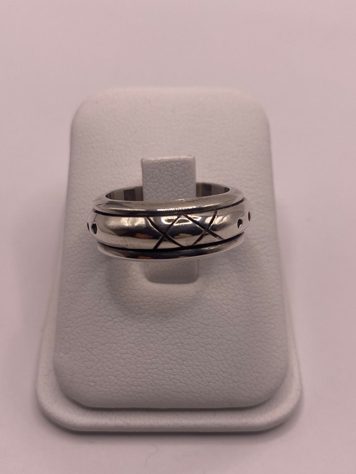 Anillo Giratorio de Plata 925 con Grabado Geométrico, vista lateral
