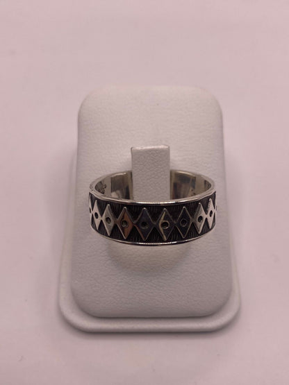 Anillo de Plata 925 con Grabado Geométrico de Rombos, vista frontal