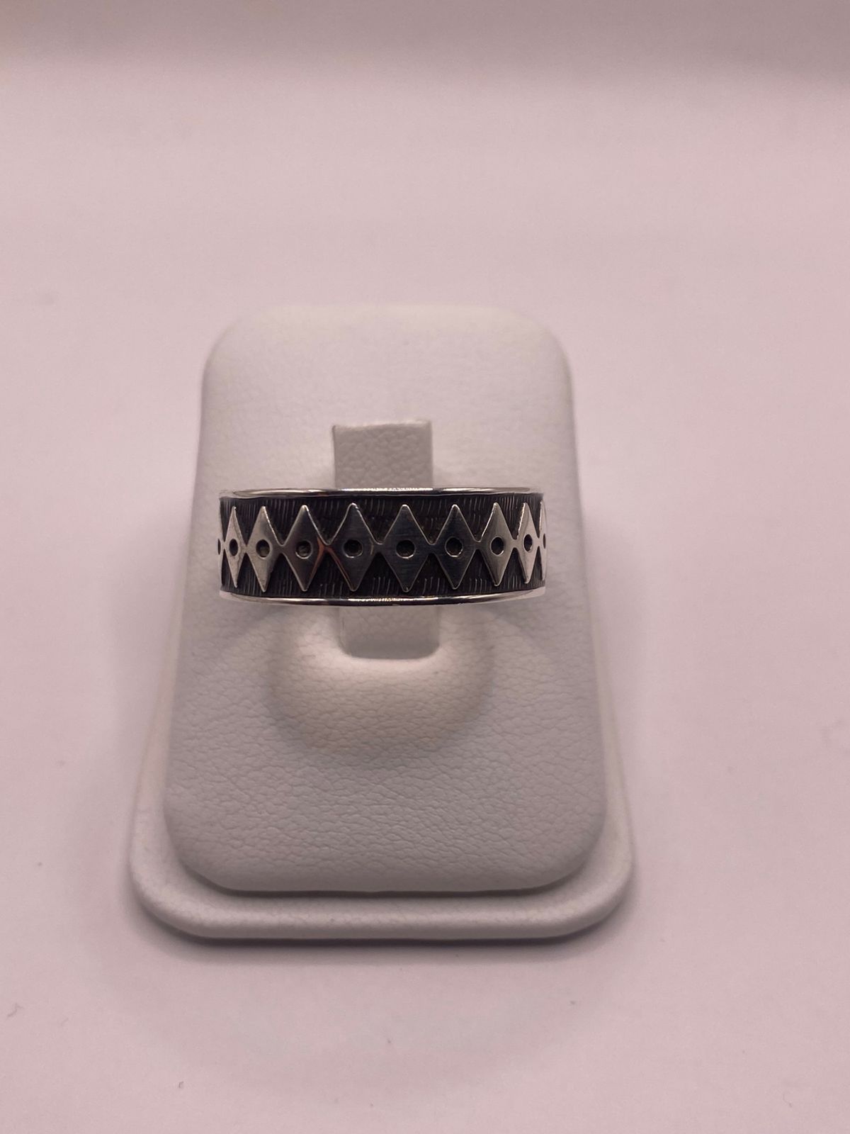 Anillo de Plata 925 con Grabado Geométrico de Rombos, vista lateral