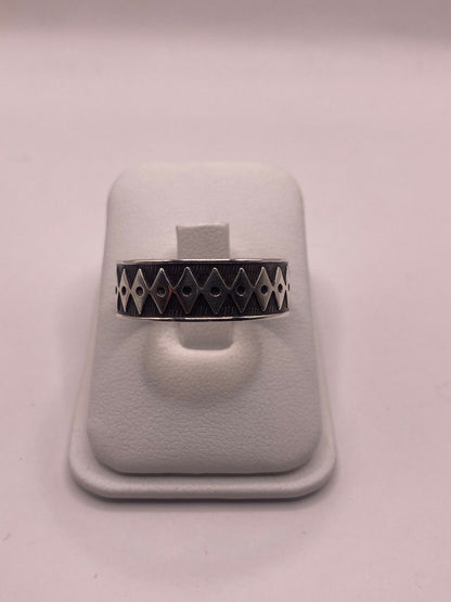 Anillo de Plata 925 con Grabado Geométrico de Rombos, vista lateral
