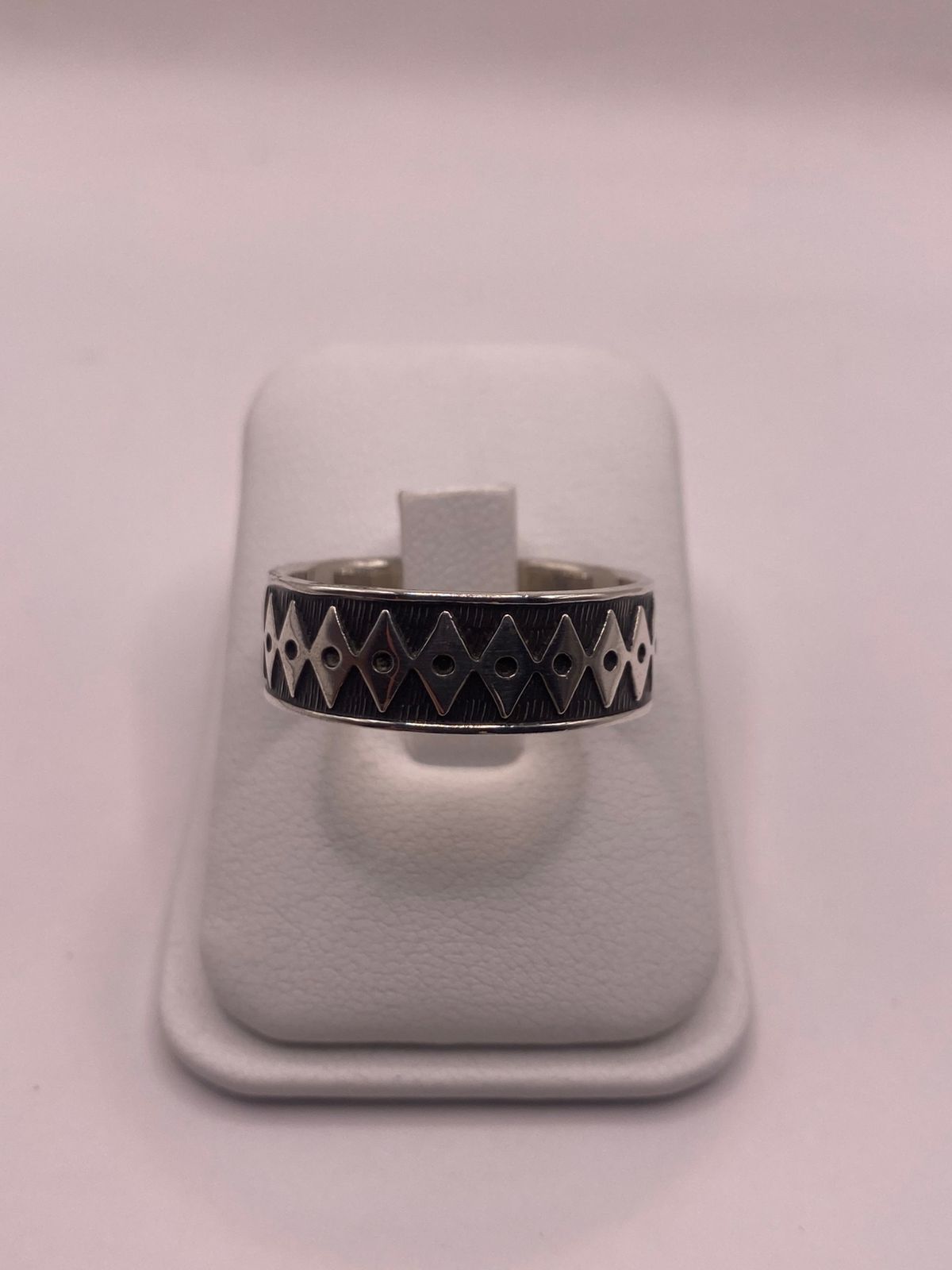 Anillo de Plata 925 con Grabado Geométrico de Rombos, vista de detalle