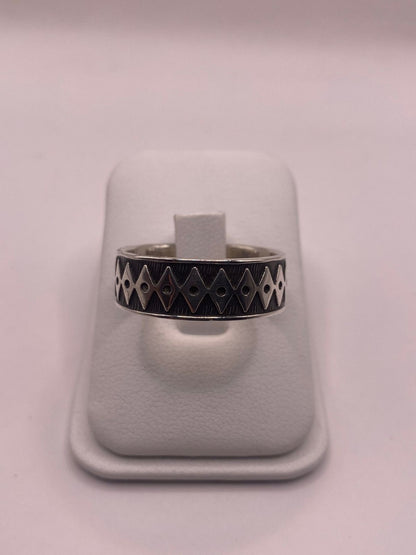Anillo de Plata 925 con Grabado Geométrico de Rombos, vista de detalle