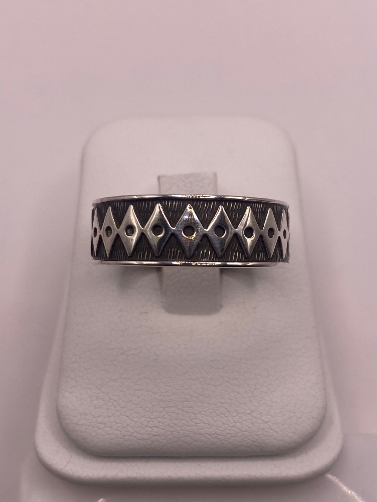 Anillo de Plata 925 con Grabado Geométrico de Rombos, sello de autenticidad Plata Ley .925