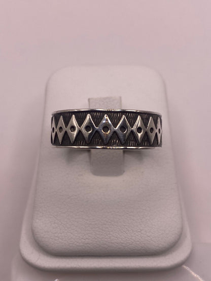 Anillo de Plata 925 con Grabado Geométrico de Rombos, sello de autenticidad Plata Ley .925
