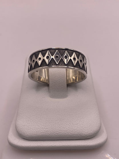 Anillo de Plata 925 con Grabado Geométrico de Rombos — ángulo diagonal