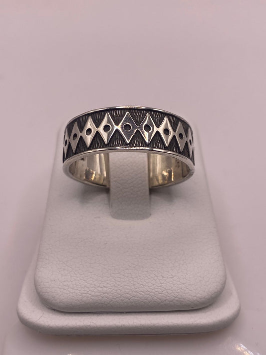 Anillo de Plata 925 con Grabado Geométrico de Rombos — ángulo diagonal