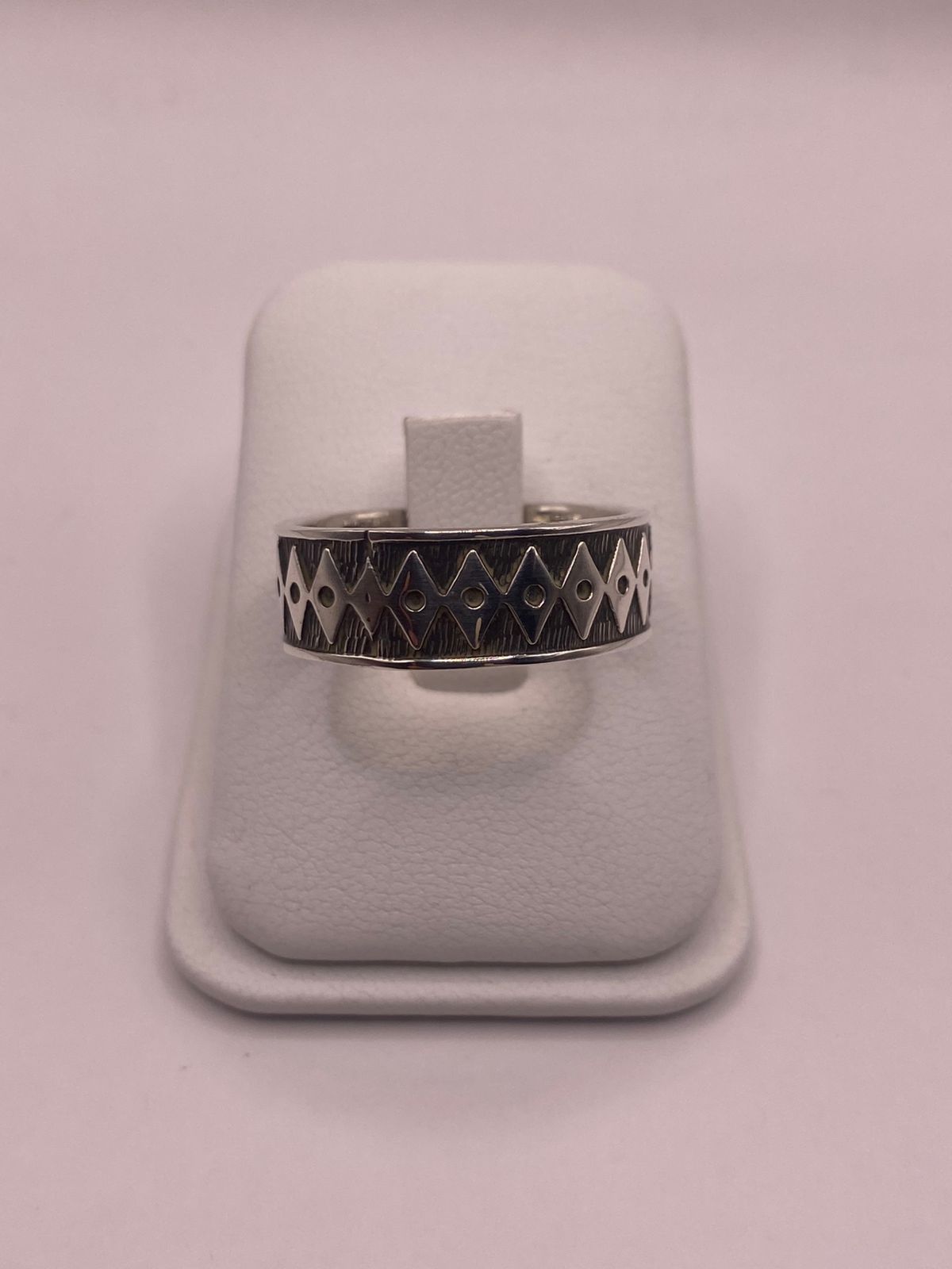 Anillo de Plata 925 con Grabado Geométrico — vista lateral